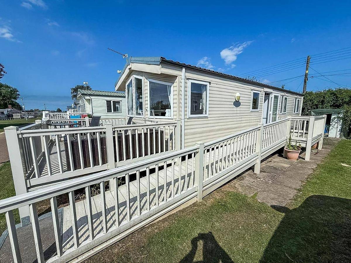 Superb 8 Berth Caravan For Hire At A Great Holiday Park In Norfolk Ref 50026M in California (Great Yarmouth), Great Yarmouth