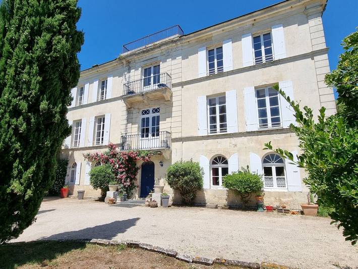 Location de vacances pour 15 personnes, avec Balcon et Terrasse ainsi que Jardin et Piscine à Saint-Just-Luzac