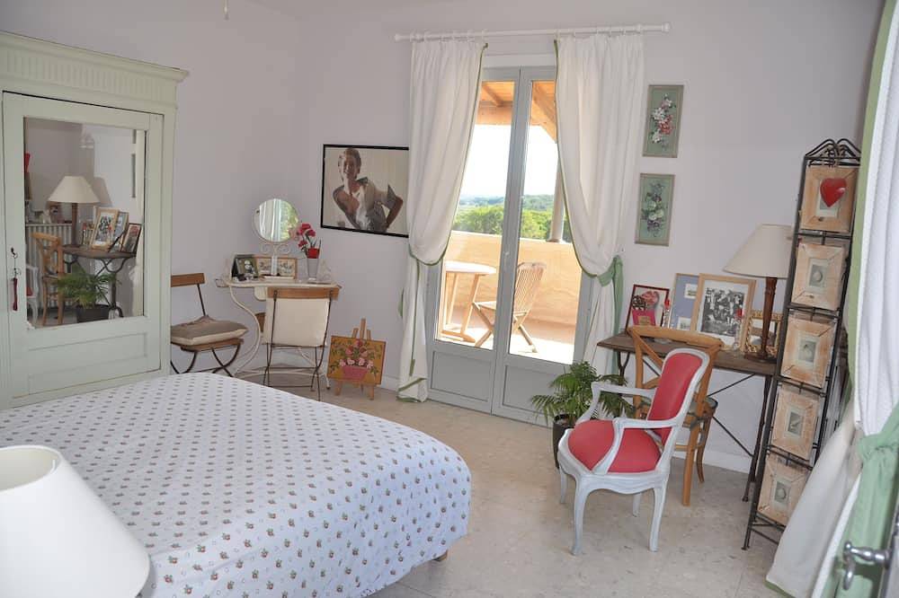 Large house with view, quiet, 10mn walk from town center in Uzès, Nimes region