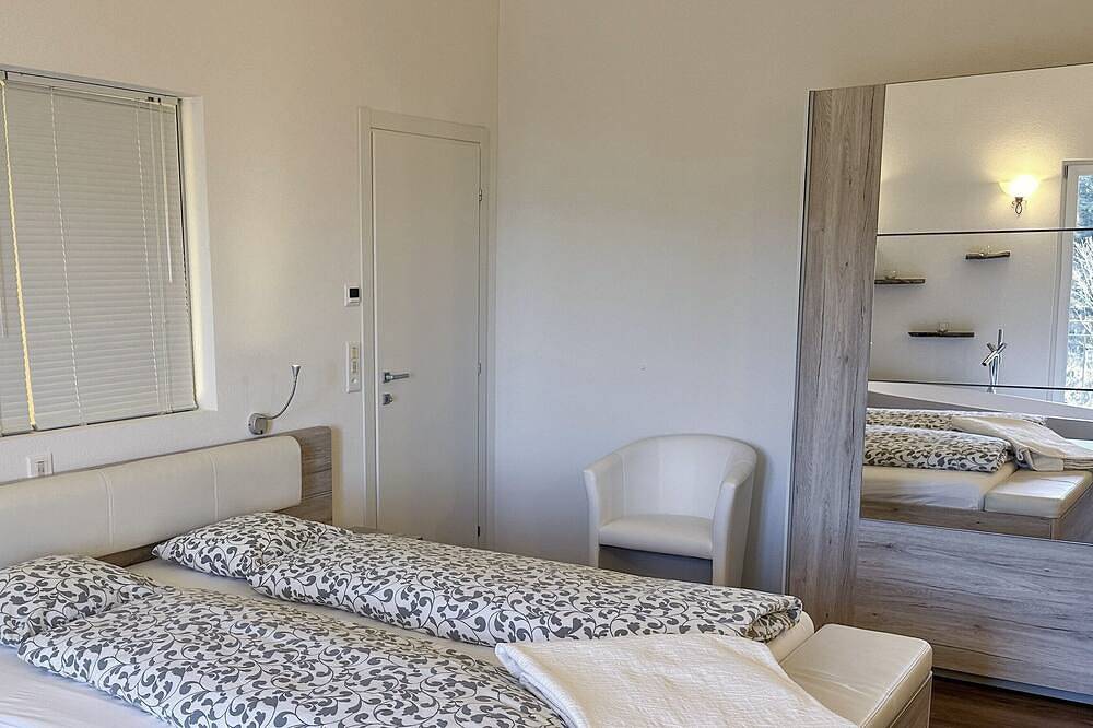 Grosszügiges Ferienhaus mit Panorama-Glaspool und Jacuzzi mit spektakulärem Seeb in Minusio, Tessiner Alpen