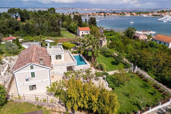 Ferienhaus für 8 Personen, mit Balkon und Terrasse sowie Garten und Pool