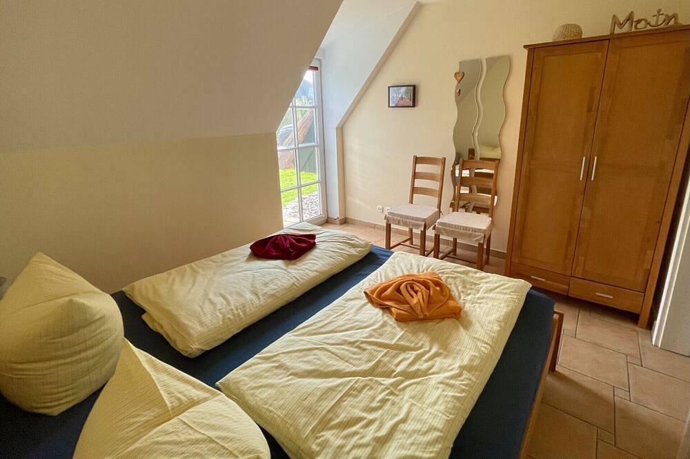 Kinderfreundliches Ferienhaus \"Strohhut\" in Zinnowitz. Der Außen-Whirlpool mit Blick auf das Achterwasser ist das besondere Highlight. Sauna und Strandkorb sorgen für erholsame Urlaubstage. in Zinnowitz, Usedomer Norden