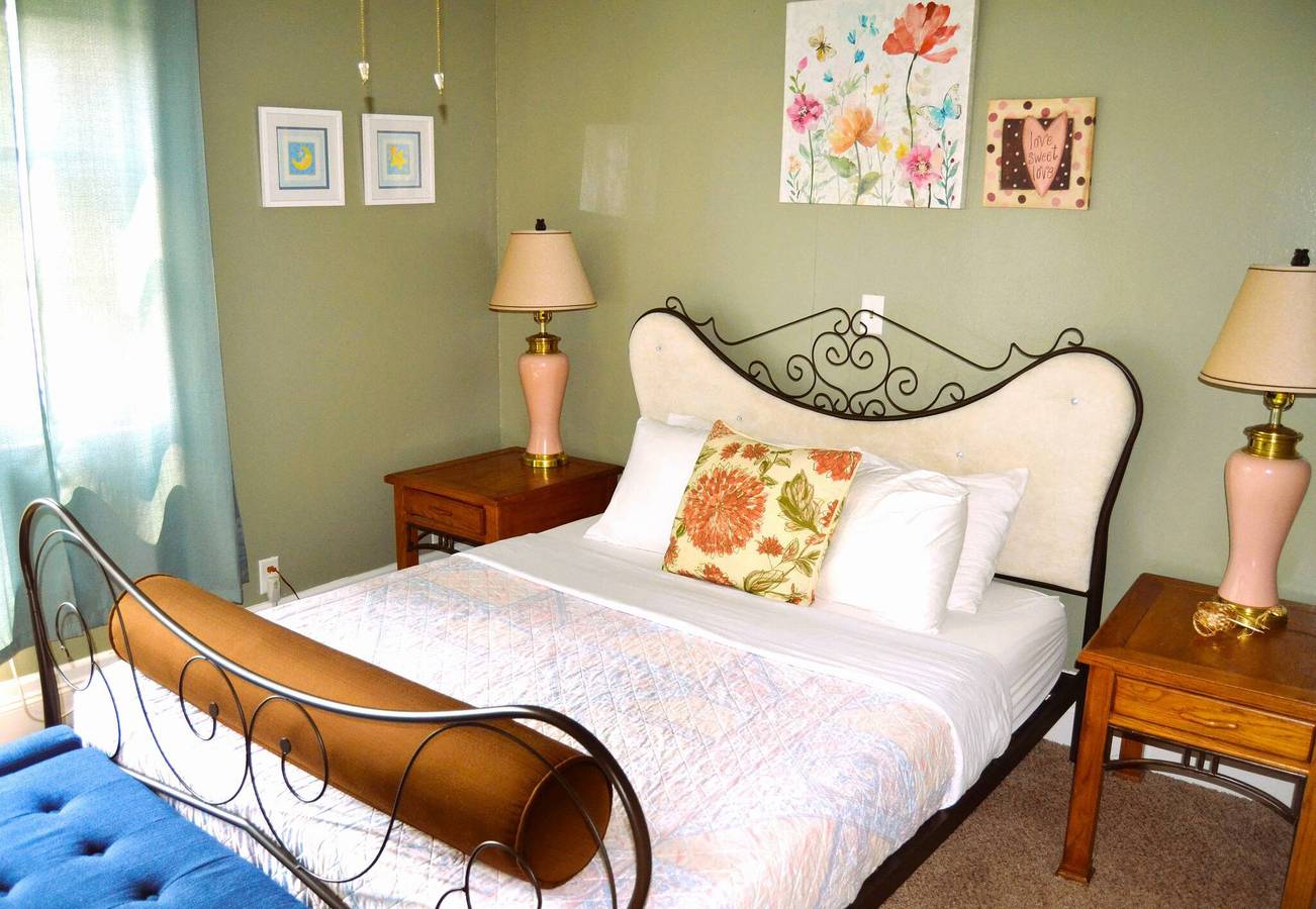 Rückzugsort mit 7 Schlafzimmern für 13 Personen in Grand Forks, Grand Forks County