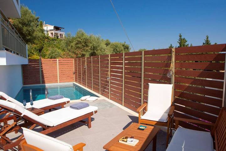 Villa for 7 people, with pool and balcony in Alexandros