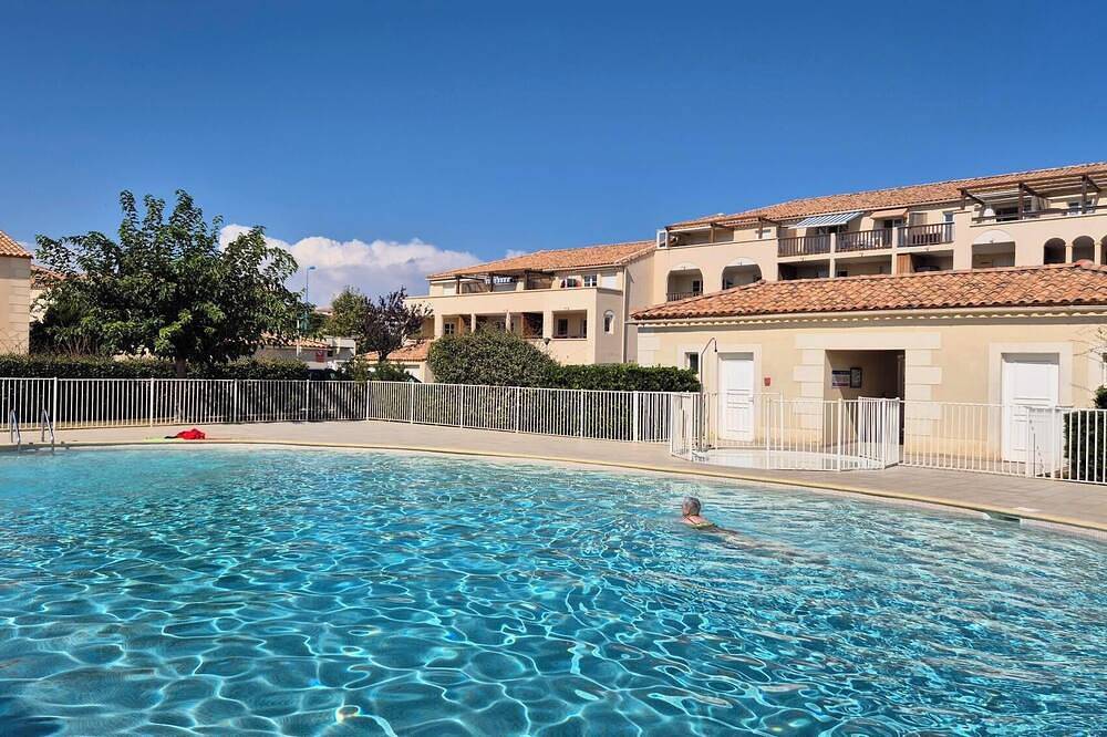 Ganze Wohnung, Spacious apartment with terrace and pool 5' walk from the beach in Narbonne Plage, Narbonne