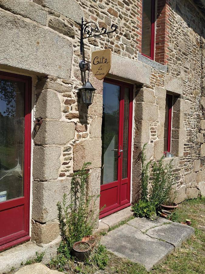 Location de vacances pour 4 personnes, avec vue ainsi que jardin et piscine à Bazouges-la-Pérouse - 4