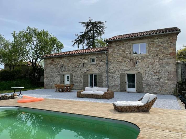 Gîte pour 7 personnes, avec Balcon et Terrasse ainsi que Jardin et Piscine à Tonnac