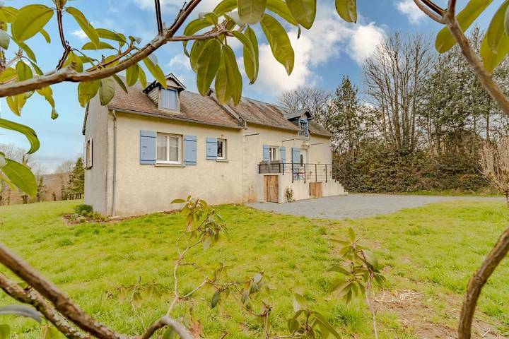 Location de vacances pour 6 personnes, avec Terrasse ainsi que Jardin et Vue à Lanouaille