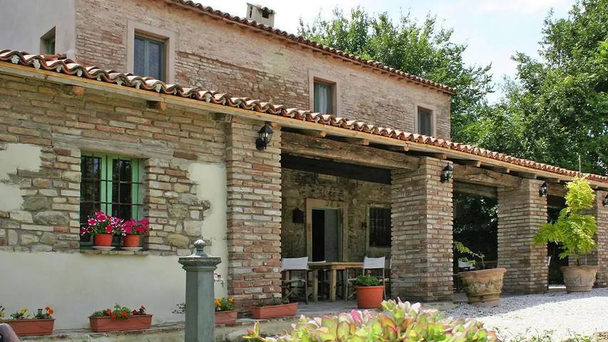 Appartamento vacanze per 2 persone, con giardino e piscina nelle Marche
