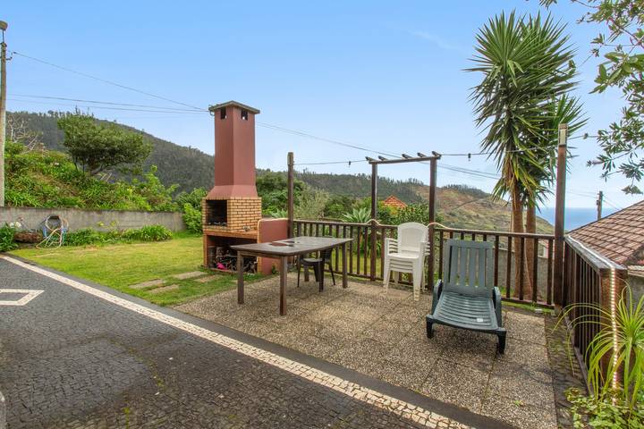 Villa 'Quinta do Serrado' mit Meerblick, privatem Garten und WLAN in Ribeira da Janela, Madeira