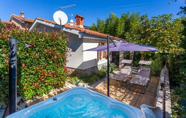 Villa für 4 Personen, mit Terrasse und Whirlpool sowie Garten in Opatija Riviera