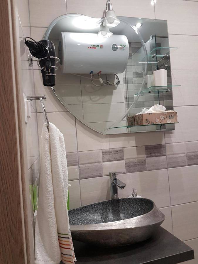 Gîte pour 4 personnes, avec balcon ainsi que vue sur le lac et vue dans Nea Kallikratia - 2