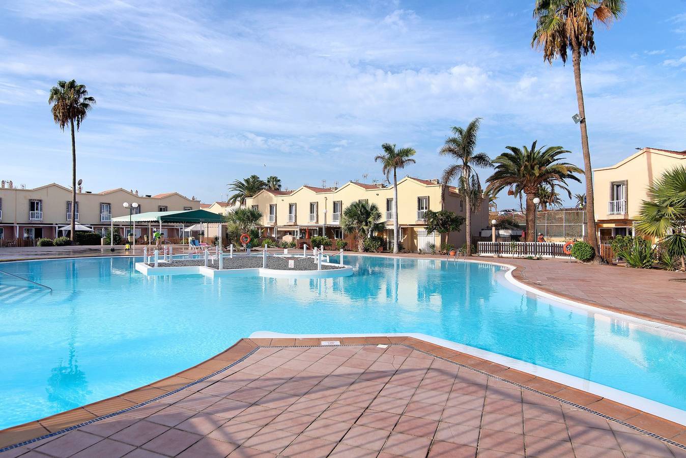 Entire apartment, Vacation Apartment 'Oasis Pool View' with Shared Pool, Wi-Fi and Air Conditioning in Maspalomas, San Bartolomé de Tirajana