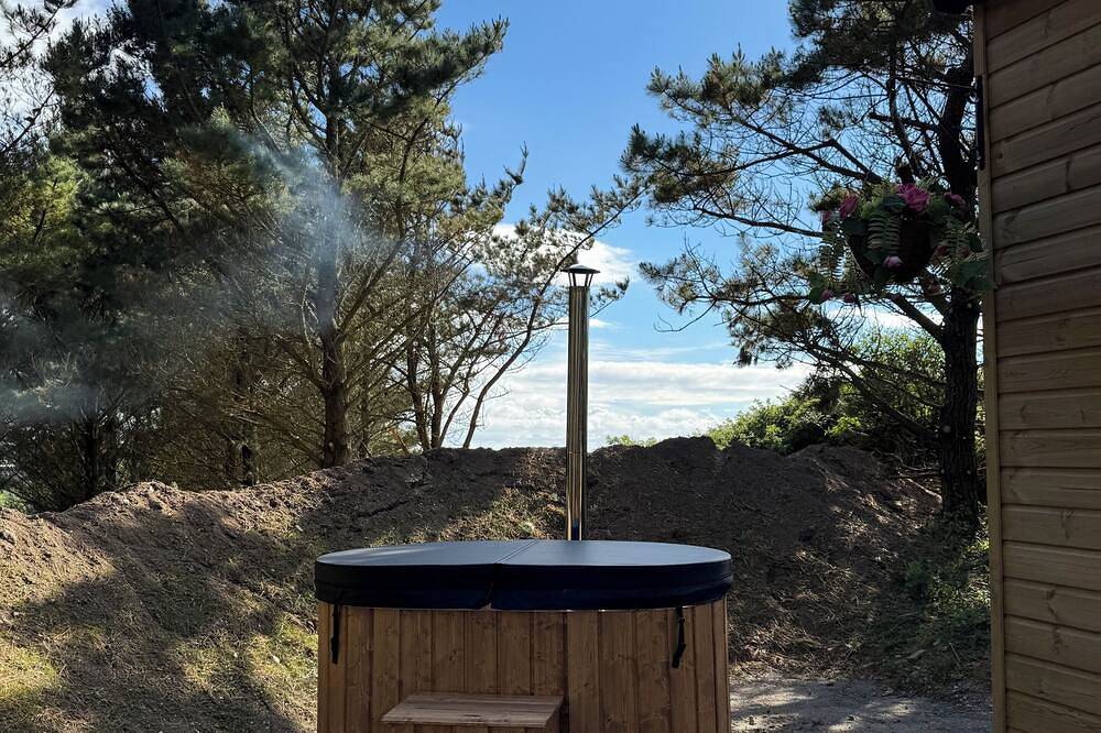Woodland get away 0.7 mile walk from the beach ! in Mawgan Porth, Cornwall