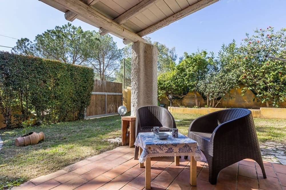 Ganze Wohnung, Guesthost - Cozy 70 sqm apartment with private parking space; accommodates up to 4 people plus camping cot on request.The courtyard is covered and privatewe are located in a renowned tourist resort on the Gulf of Cagliari.The accommodation consists of tw in Torre delle Stelle, Maracalagonis
