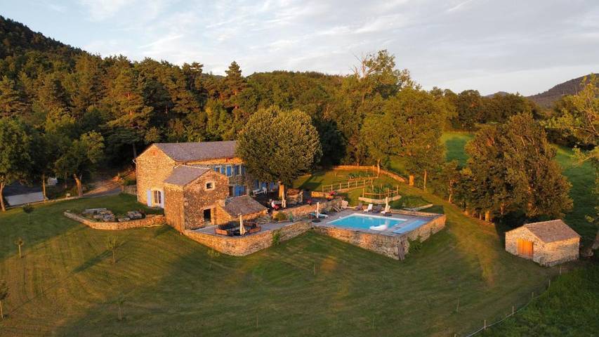 Location de vacances pour 5 personnes, avec Terrasse et Piscine à Saint-Étienne-Lardeyrol