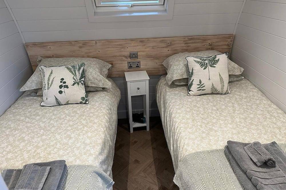 Luxury Glamping Pod  With New Hot Tub - Sleeps 4+2 - Along the Nc500 route in Highlands