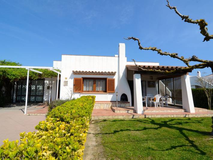 Casa de 3 habitaciones en L'Estartit con jardín y piscina comunitaria in Torroella de Montgrí, Costa Brava