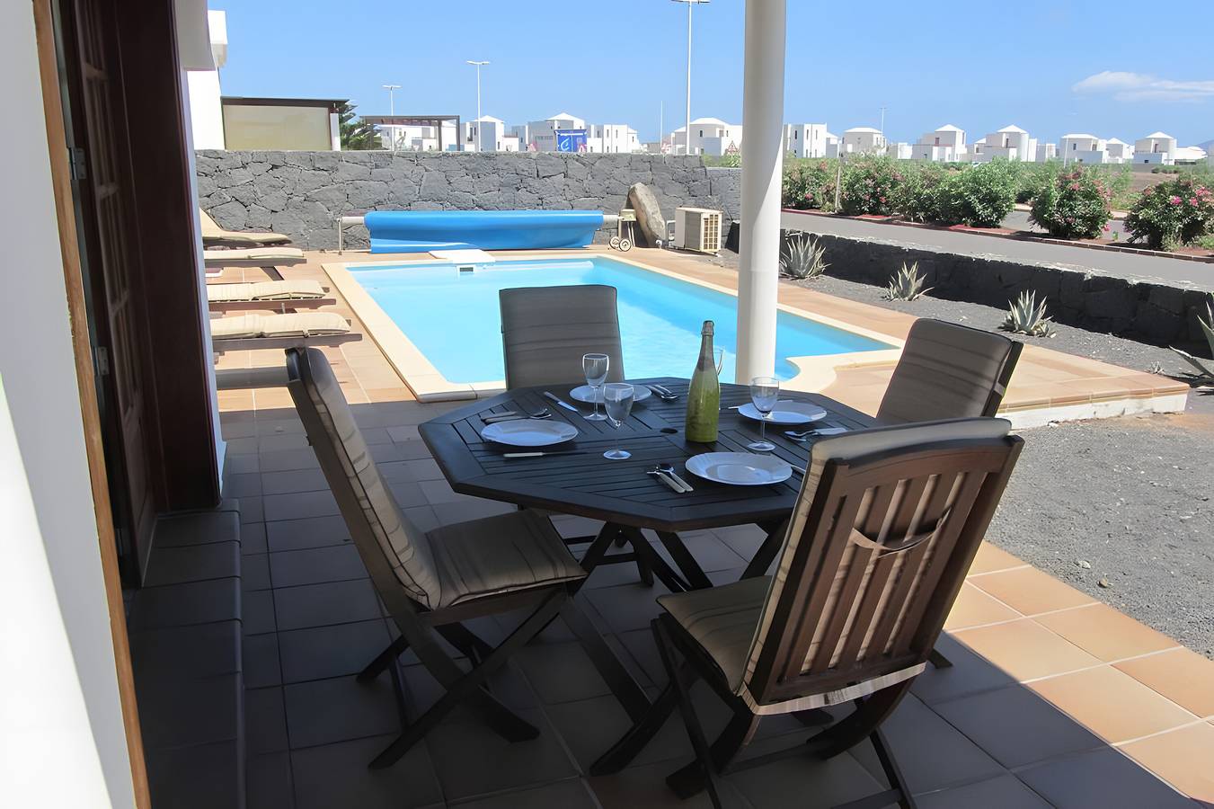 Apartamento entero, Villa en primera línea en La Goleta con piscina privada climatizada y Wi-Fi gratuito in Montaña Roja, Yaiza