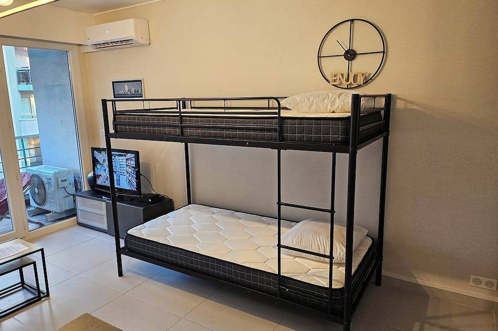 Hel lejlighed, Air-conditioned studio in city center with sea view in Juan-les-Pins, Antibes