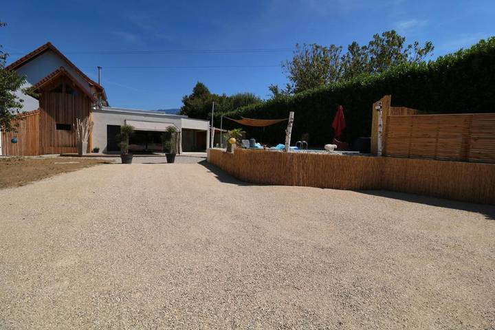 Location de vacances pour 8 personnes, avec vue ainsi que piscine et jardin, adapté aux familles à Domessin - 4