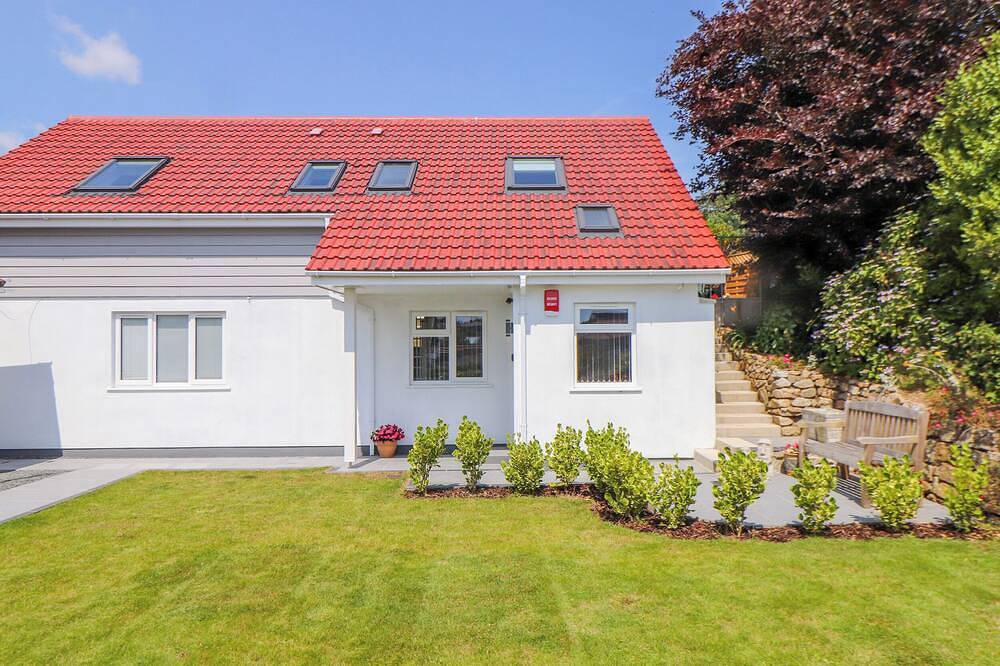The Crest, family friendly, with a garden in Helston in Helston, Cornwall