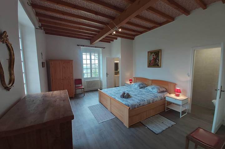 7 Bedroom hill top Manoir; pool, bar & pizza oven, sleeps 18, 2 hectare grounds in Lagarrigue, Quercy