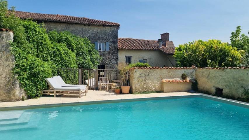 Location de vacances pour 6 personnes, avec vue ainsi que piscine et jardin, adapté aux familles à Salles-Lavalette - 2