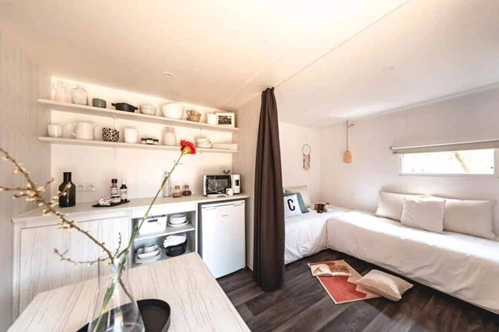 Zecamping 4* piscine club enfant  locatif 16m2 4 pers in Lons-le-Saunier, Jura
