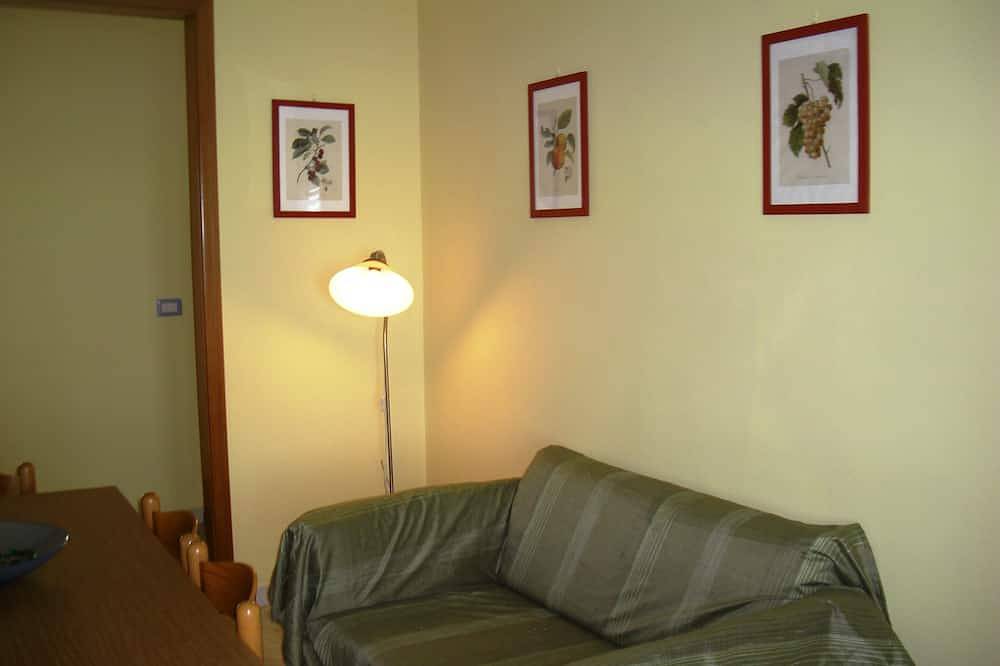 Ganze Wohnung, Villa Cecilia/Fewo 3: Mitte in der Natur, wenige Schritte vom Meer entfernt in Pisciotta, Cilento