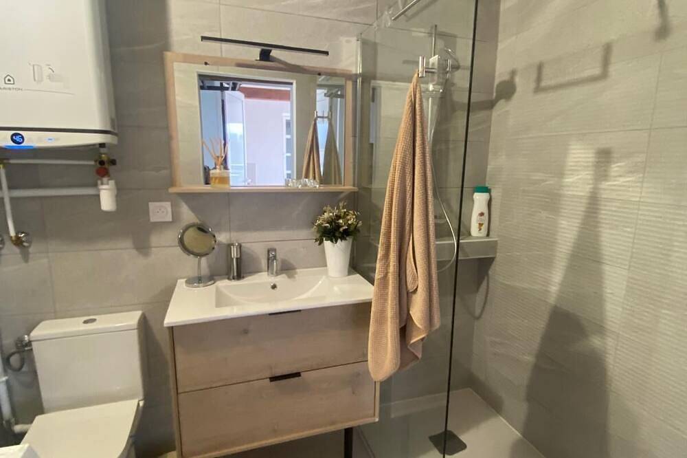 Entire apartment, New apartment T2+mezzanine with pool access in Valergues, Côte d'Améthyste