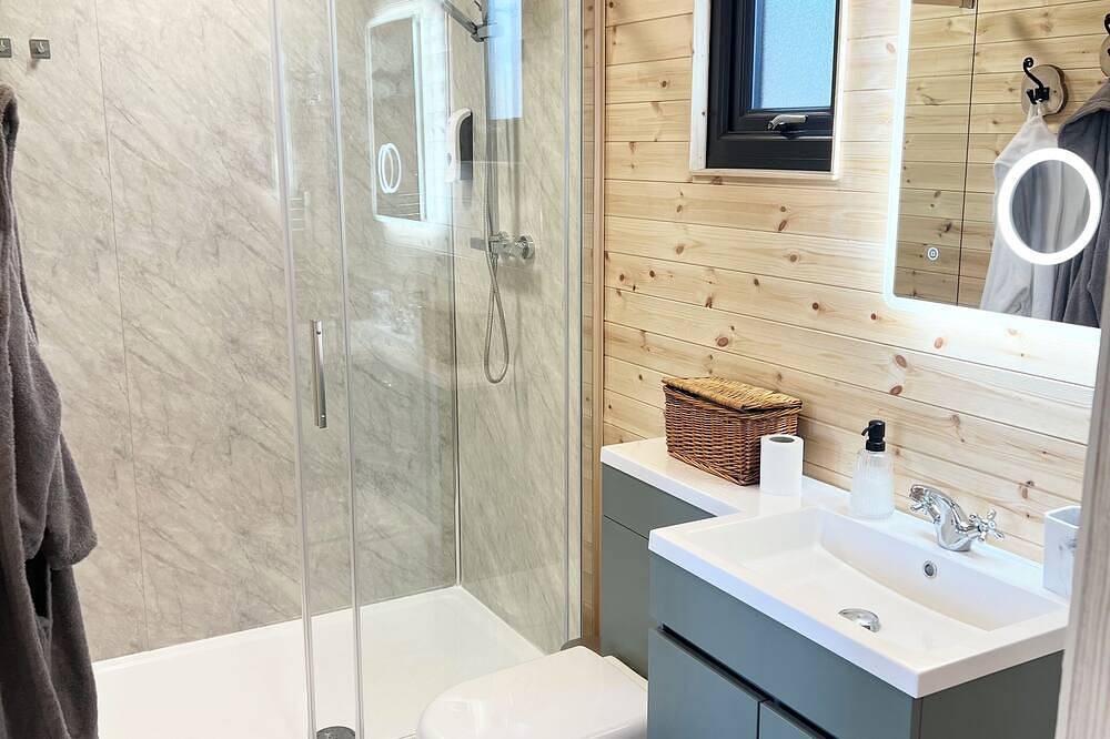 Warwick Lodge - Luxury 1 Bed Cabin with Private Hot Tub in Foston and Scropton, Derbyshire