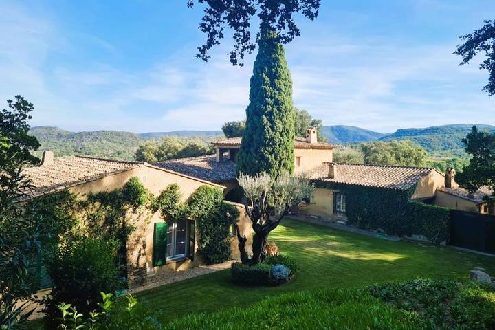 Location de vacances pour 14 personnes, avec piscine ainsi que jardin et vue à La Môle - 2