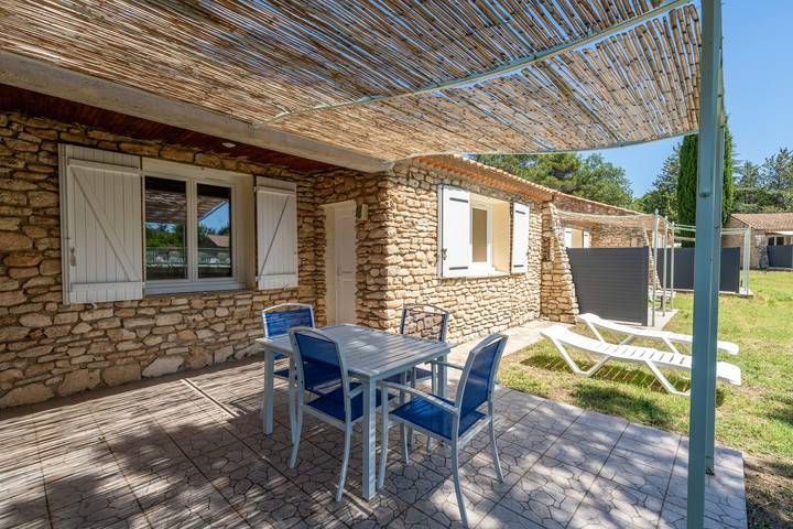 Location de vacances pour 4 personnes, avec Terrasse ainsi que Jardin et Piscine à La Roque-sur-Pernes - 4