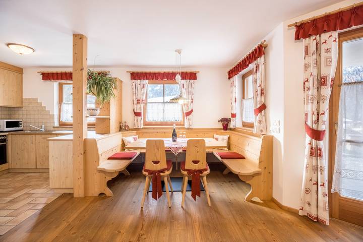 Ganze Wohnung, Ferienwohnung "Ciasa Tlara Alma" in der Nähe des Skilifts mit Bergblick und Garten in San Vigilio di Marebbe, Enneberg