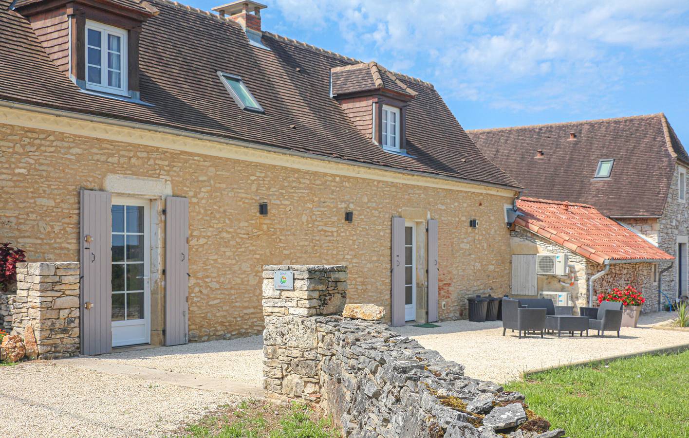 Charmant logement à 2 km d'Excideuil : appartement avec piscine, jardin et Wi-Fi in Excideuil, Périgord Vert