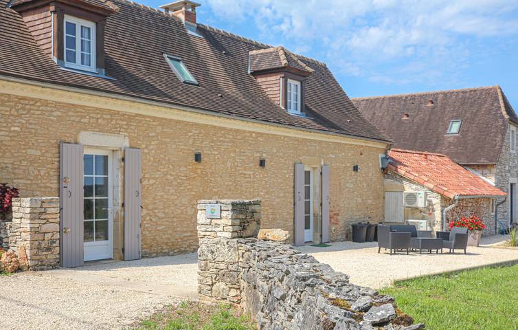Charmant logement à 2 km d'Excideuil : appartement avec piscine, jardin et Wi-Fi in Excideuil, Périgord Vert