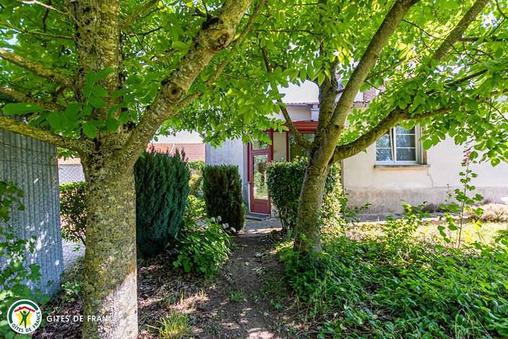 Gîte pour 10 personnes, avec Terrasse et Jardin à Connantre