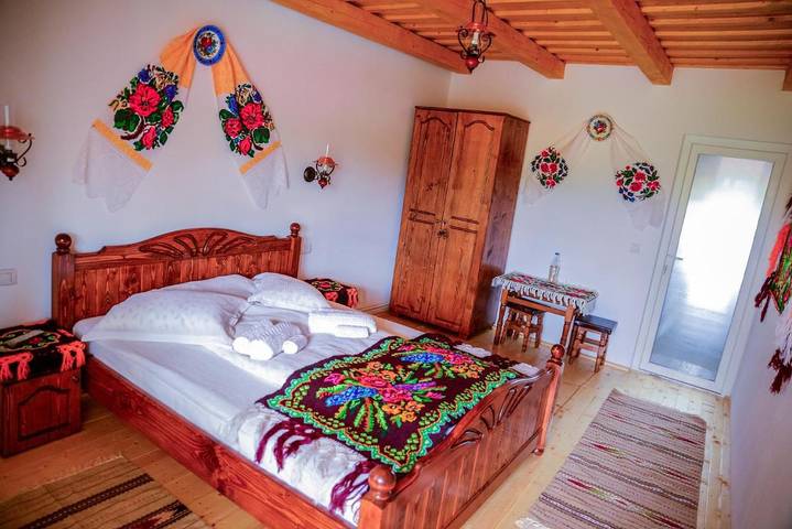 Gîte pour 2 personnes, avec Balcon et Terrasse ainsi que Jardin et Piscine dans Breb - 4