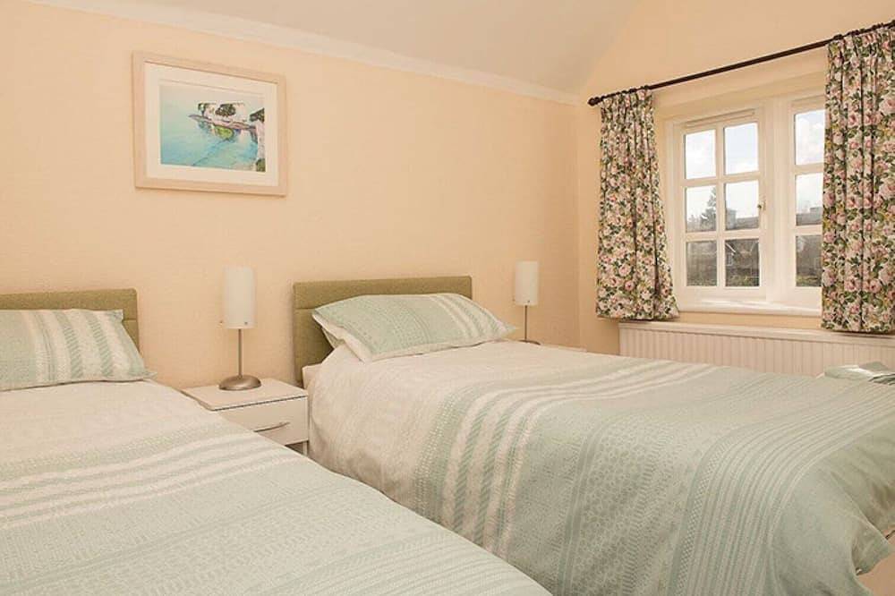 Sali's Orchard - 3 bedrooms, dog friendly, large garden parking in Corfe Castle, Dorset