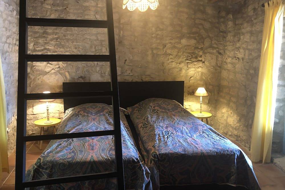 \"La Demeure\" Mas au cœur du village de Crestet (Vaucluse)  avec piscine privée. in Crestet, Parc naturel régional du Mont-Ventoux