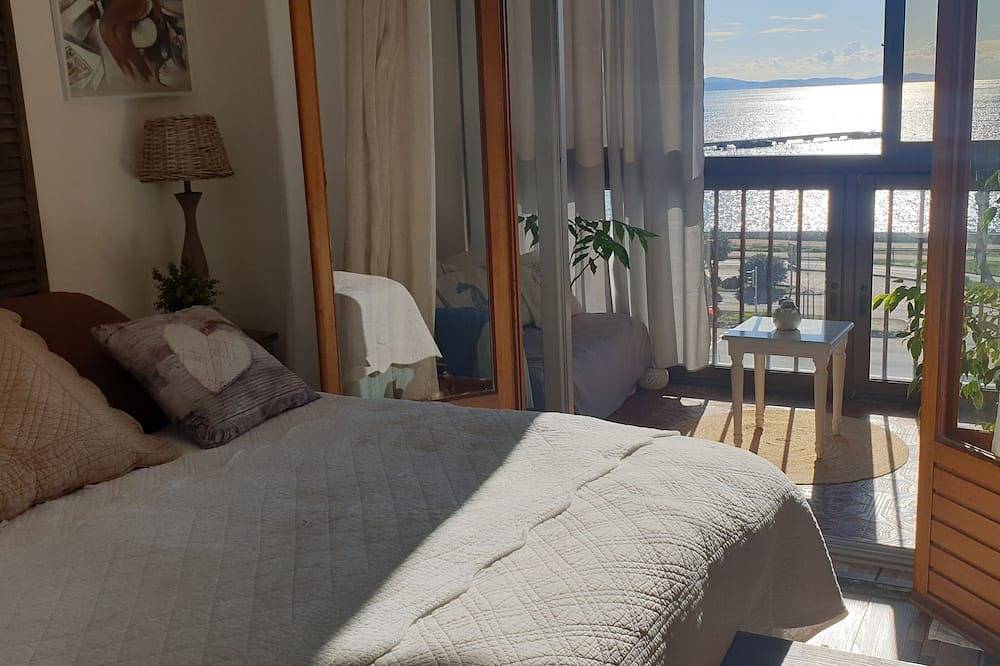 Entire apartment, Beautiful apartment with sea view over the Gulf of Ajaccio in Ajaccio, Ajaccio region