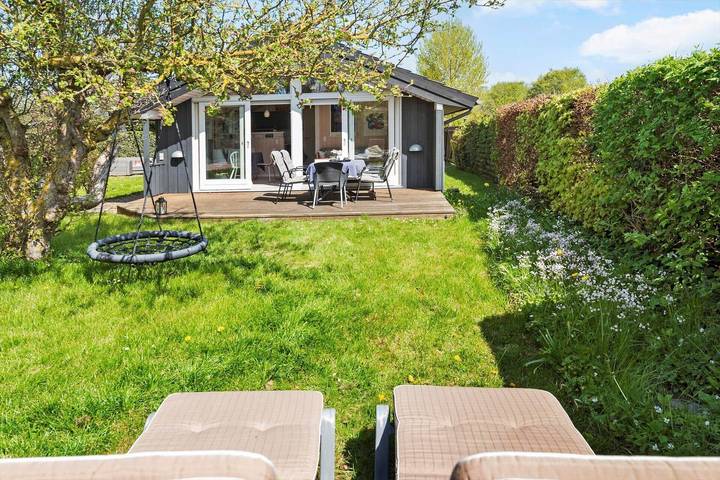 Ferieudlejning for 4 personer, med Terrasse og Have i Rødvig