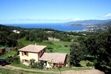 Gîte pour 2 personnes, avec jardin et terrasse à Calcatoggio