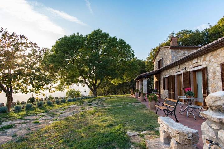 Agriturismo per 2 persone, con piscina e giardino nonché panorama, con animali domestici in Semproniano
