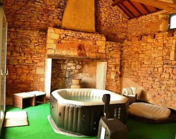 Gîte pour 6 personnes, avec jacuzzi ainsi que terrasse et jardin dans le Lot