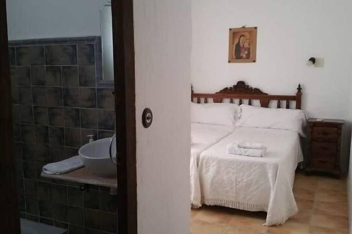 House of the mistress inside the sale with covered manchego patio. Pets allowed in El Toboso, Comarca de la Mancha