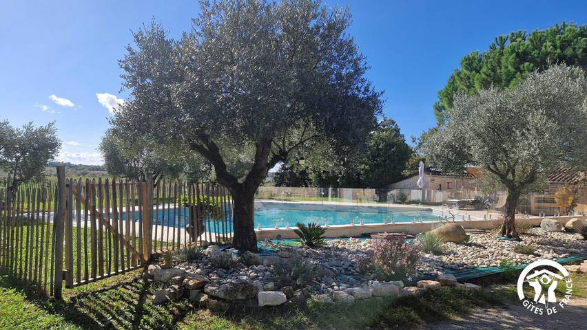 Gîte pour 3 personnes, avec piscine et jardin