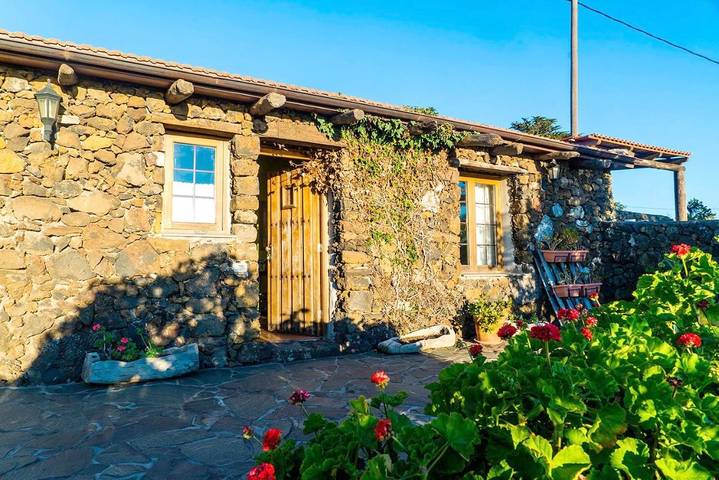Casa rural para 3 personas, con Terraza además de Jardín y Vistas en El Hierro