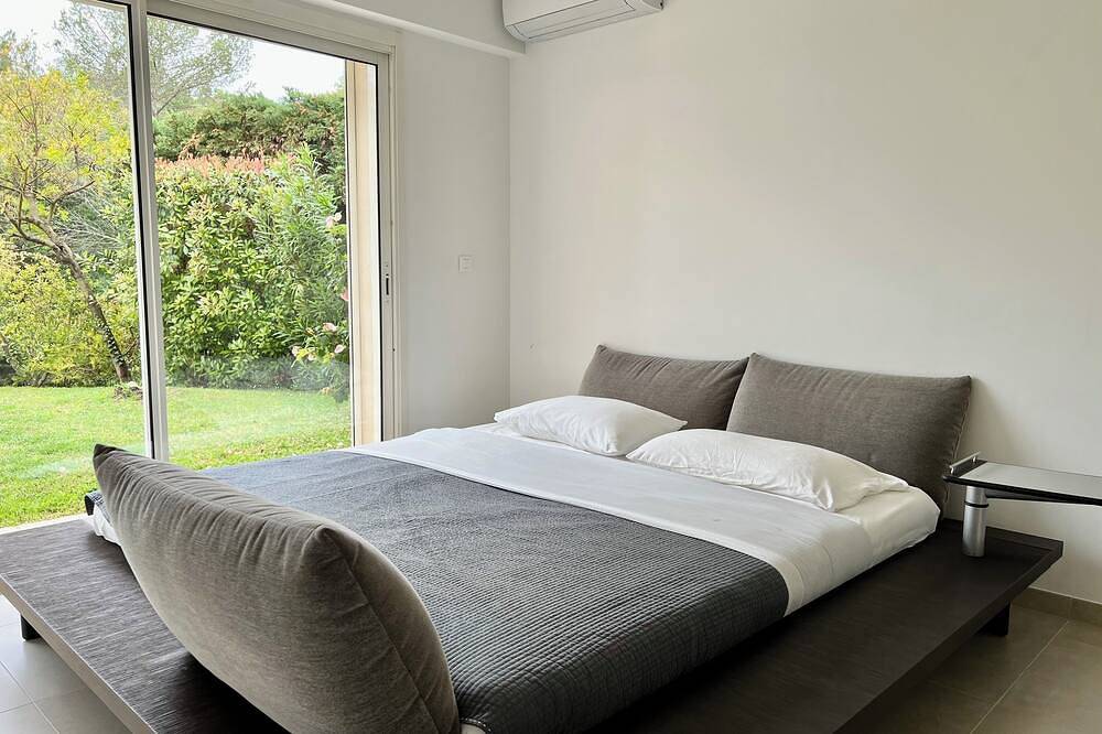 A beautiful 5 bedroom modern villa located in Biot between Cannes and Nice. in Biot, Region de Cannes